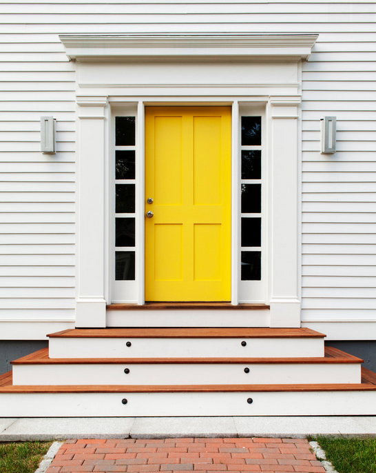 une porte d'entrée jaune