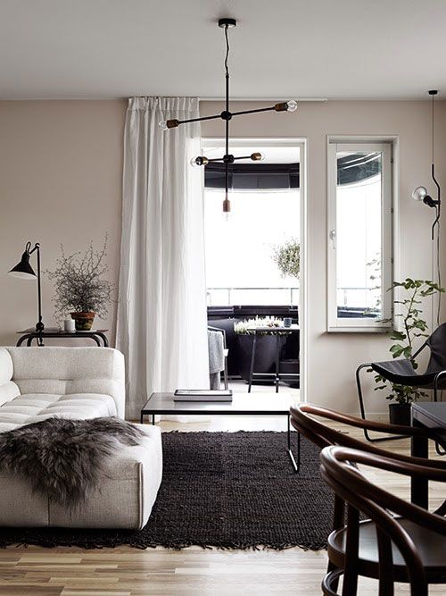 une salle de séjour de style scandinave avec du noir