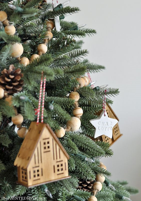 Tendances Noël 2020 Scandinave, sapin décoré avec accessoires de bois