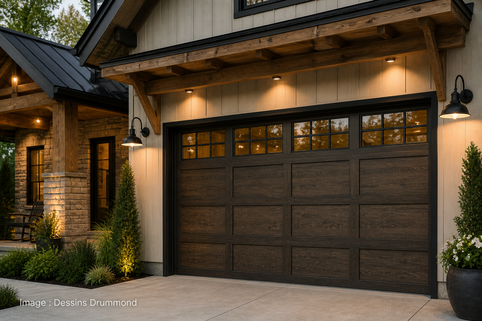 Grande porte de garage moderne rustique en bois foncé avec fenestration supérieure, façade élégante et architecture résidentielle haut de gamme
