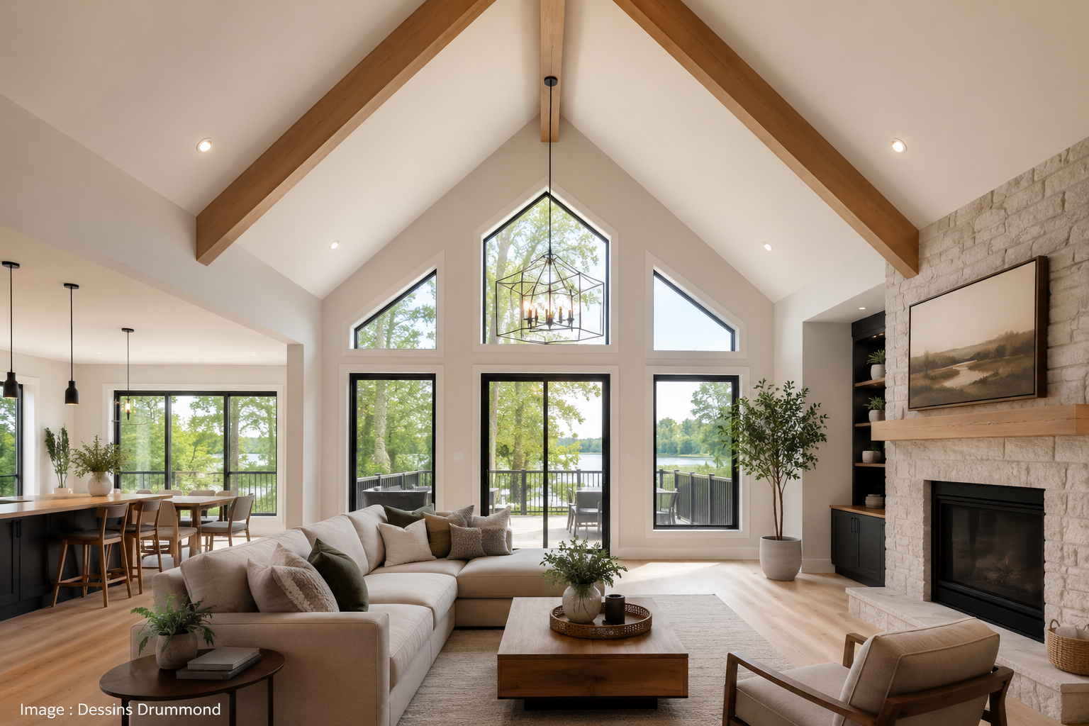Salon lumineux avec plafond cathédrale à deux versants et poutres de bois