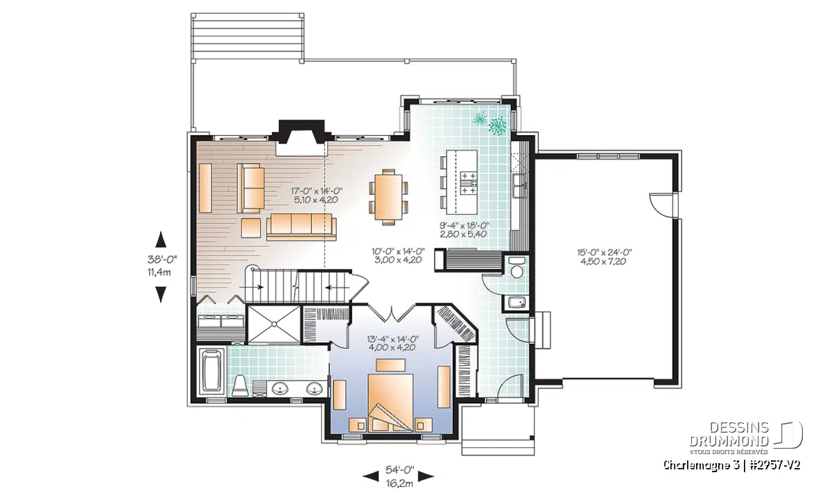 Plan du rez-de-chaussée d’un chalet rustique avec garage, foyer central, aire ouverte et suite des maîtres – modèle Charlemagne 3 2957-V2 de Dessins Drummond