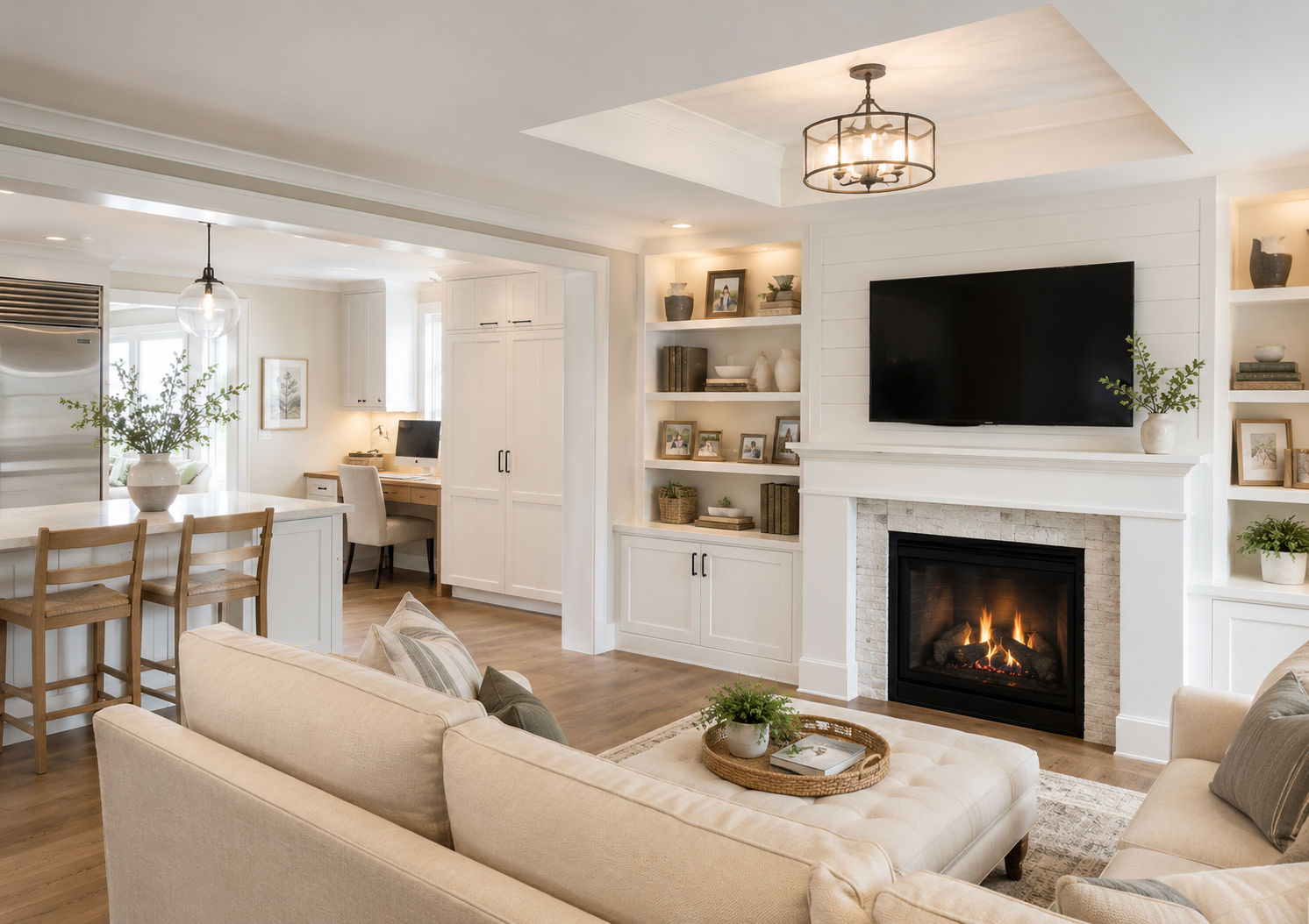 Grande aire ouverte farmhouse moderne avec foyer au gaz, cuisine lumineuse et mobilier intégré blanc