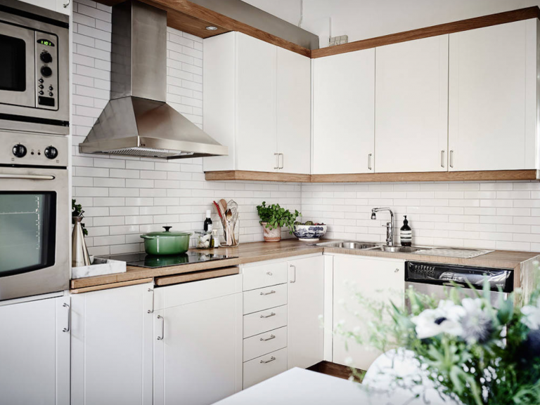 White subway tiles : 15 ideas for the kitchen backsplash