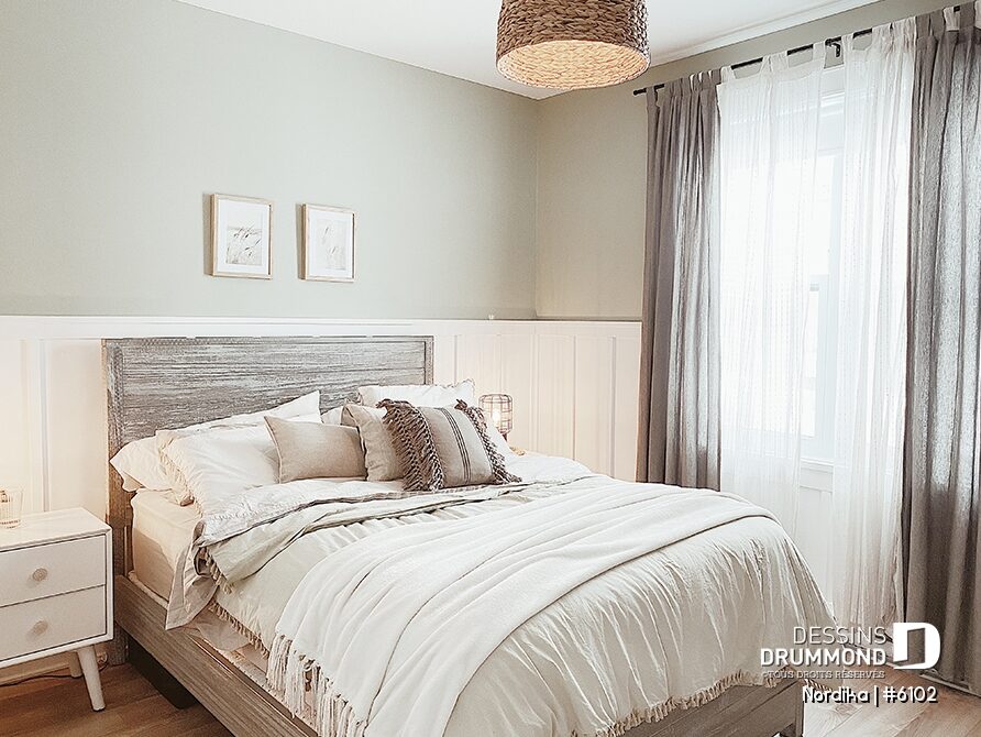 Chambre principale lumineuse du Nordika #6102 avec lambris blanc et décoration farmhouse