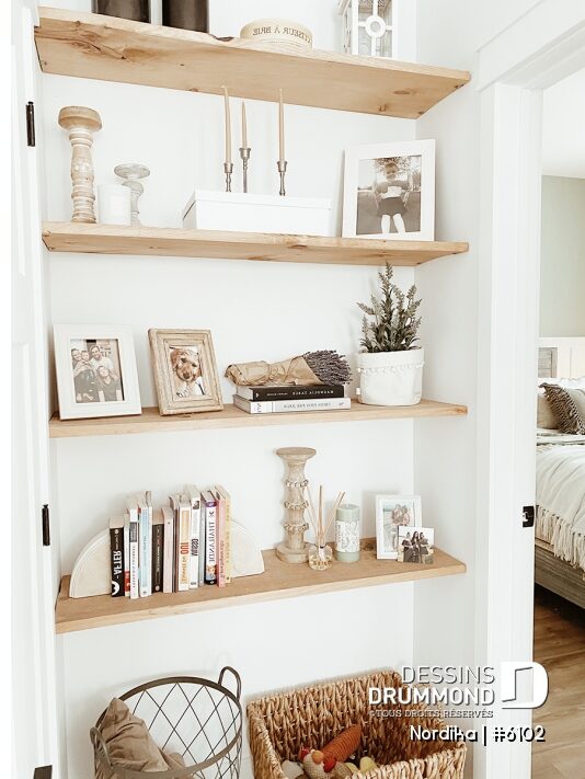Étagères en bois décoratives du Nordika #6102 dans un intérieur farmhouse lumineux