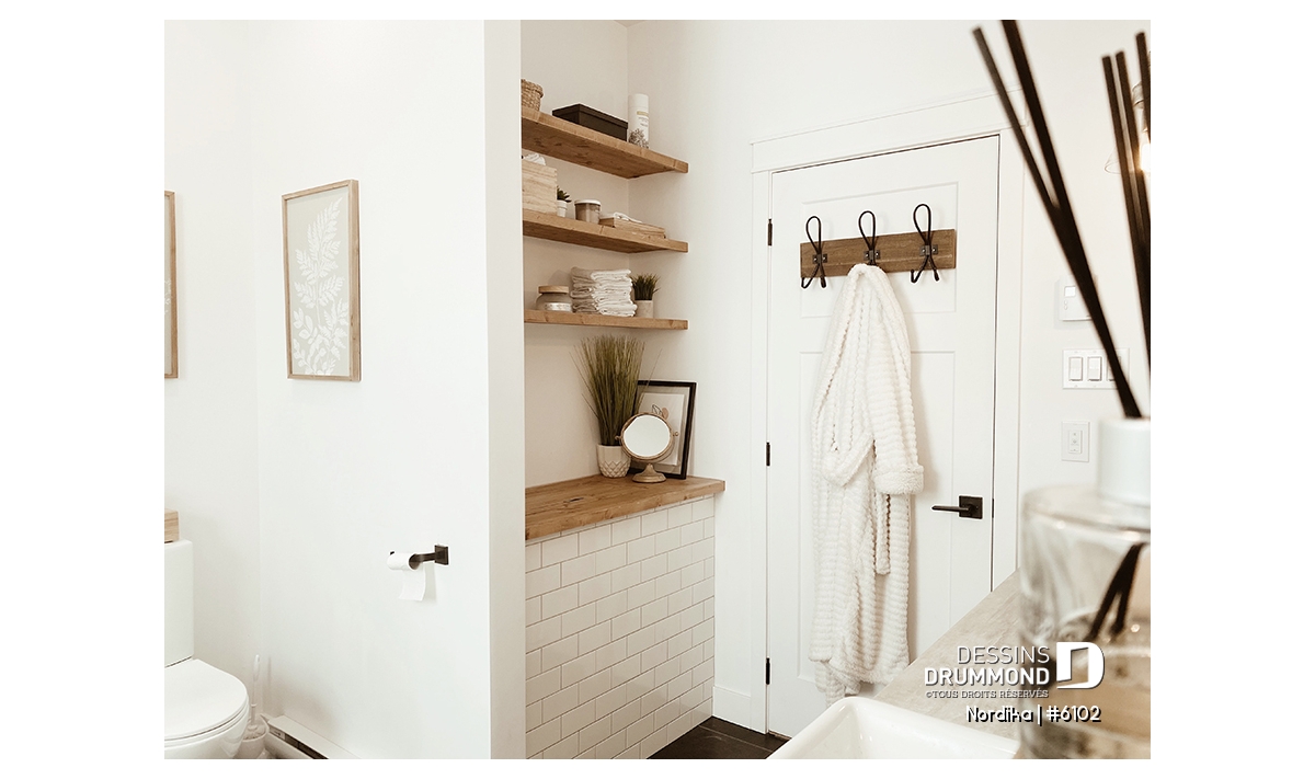 Rangement de salle de bain du Nordika #6102 avec étagères en bois et comptoir intégré