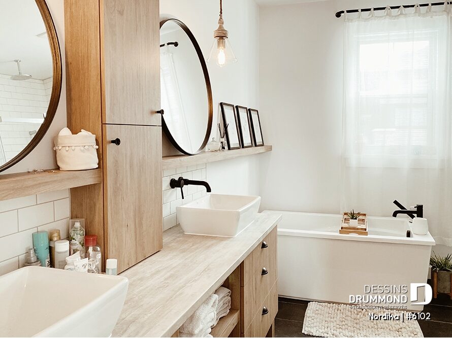 Salle de bain lumineuse du Nordika #6102 avec baignoire et douche vitrée