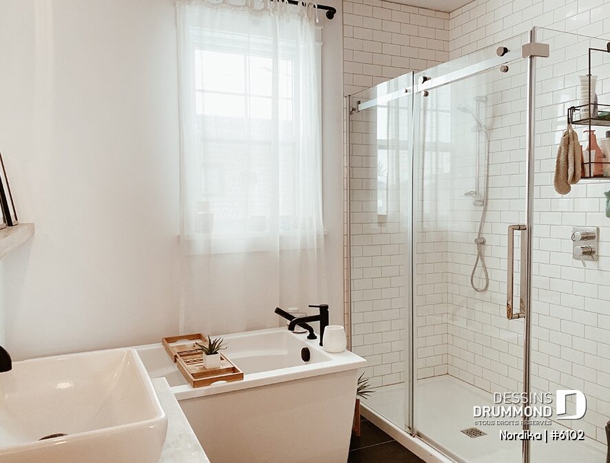 Salle de bain du Nordika #6102 avec baignoire, douche vitrée et carrelage métro blanc