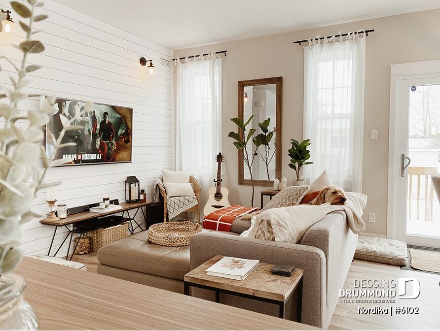 Salon farmhouse lumineux du Nordika #6102 avec mur en shiplap blanc et accents de bois