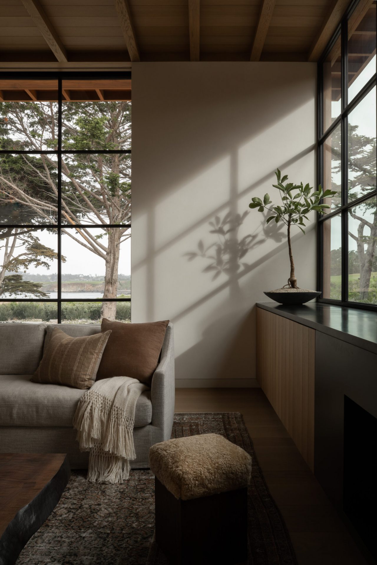 Salle de séjour avec belles fenêtres amberinteriors décoration intérieur