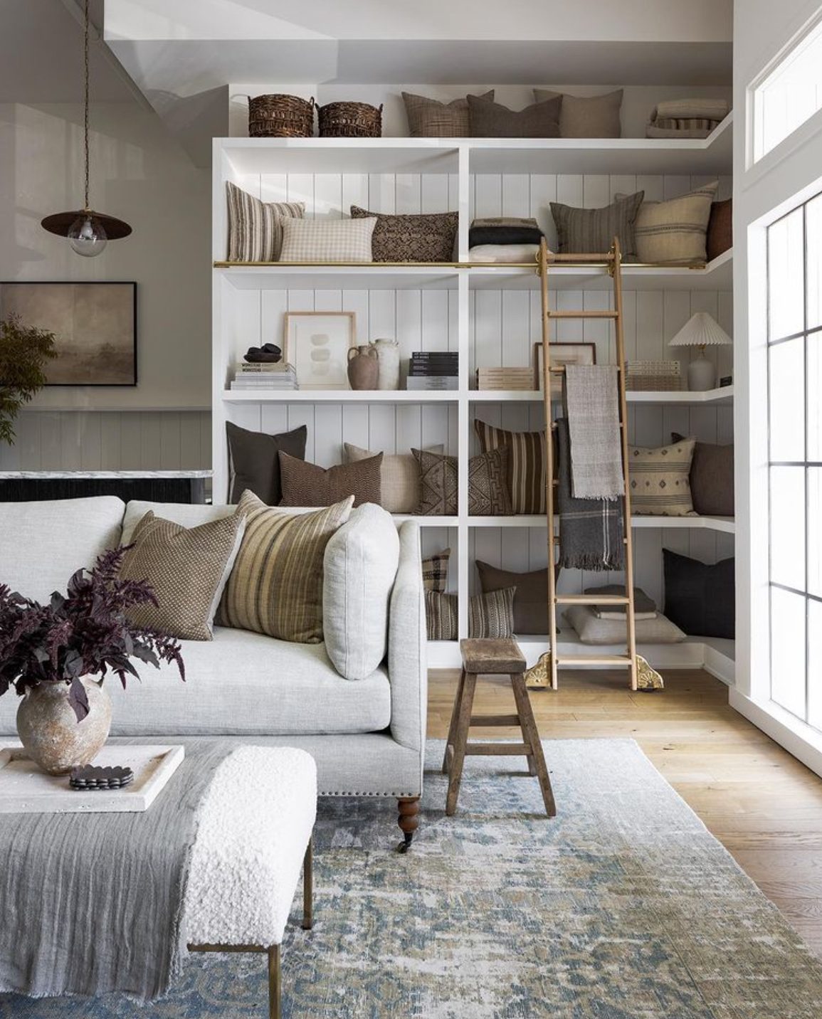 Salon avec une étagère bibliothèque décorative amberinteriors décoration intérieur