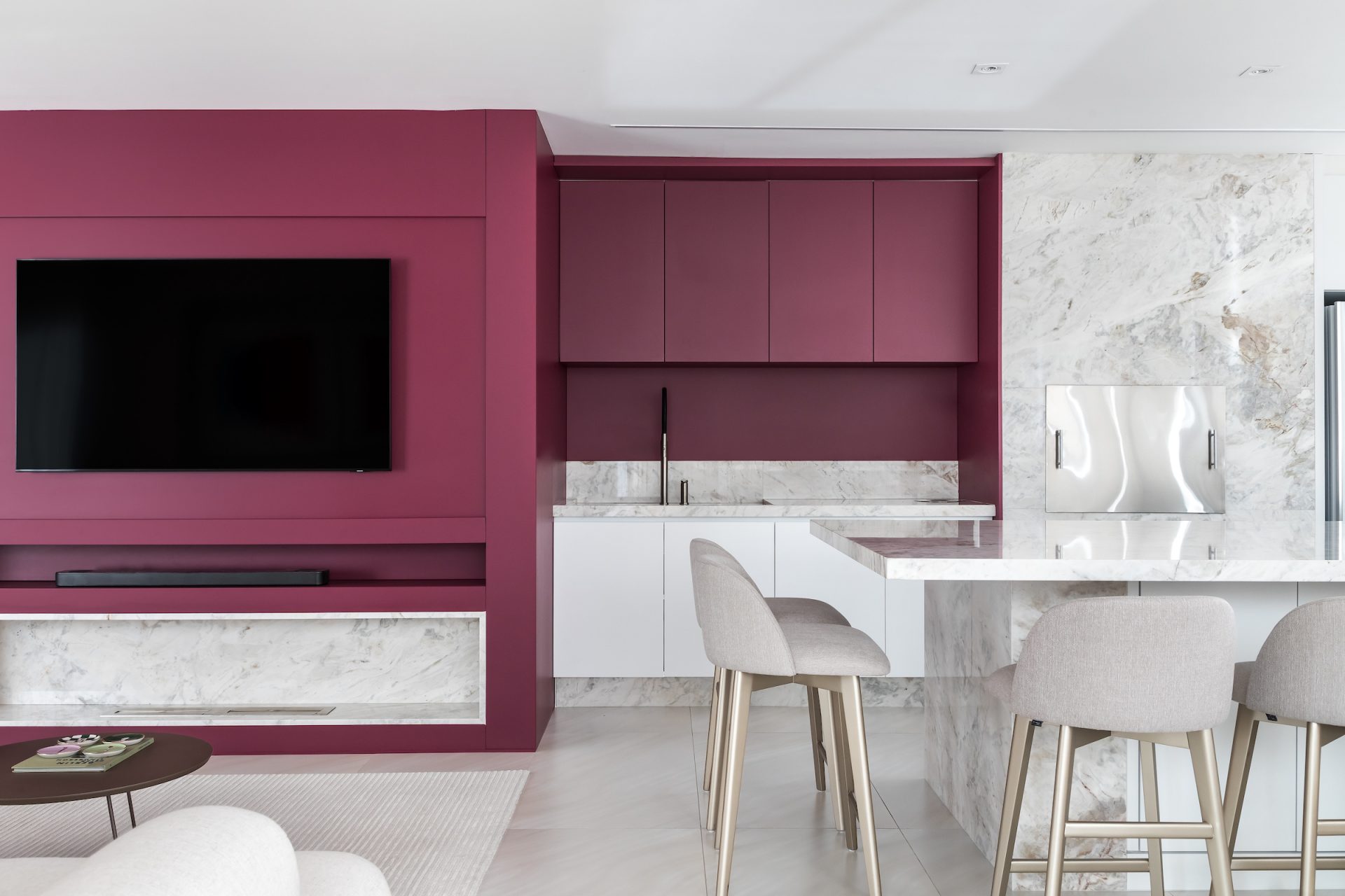 Couleur de l'année Pantone Viva Magenta dans la cuisine.