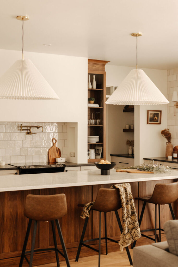 cuisine avec luminaire en abat-jour chaleureux