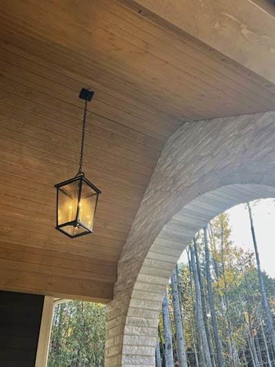 vue d'un pinion extérieur d'une maison avec luminaire extérieur