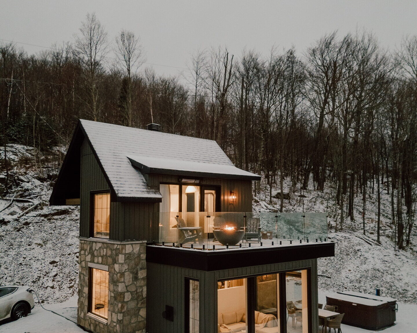 Petit chalet rustique Rifugio en Estrie avec terrasse sur le toit, revêtement de pierre et vue panoramique sur les montagnes en hiver