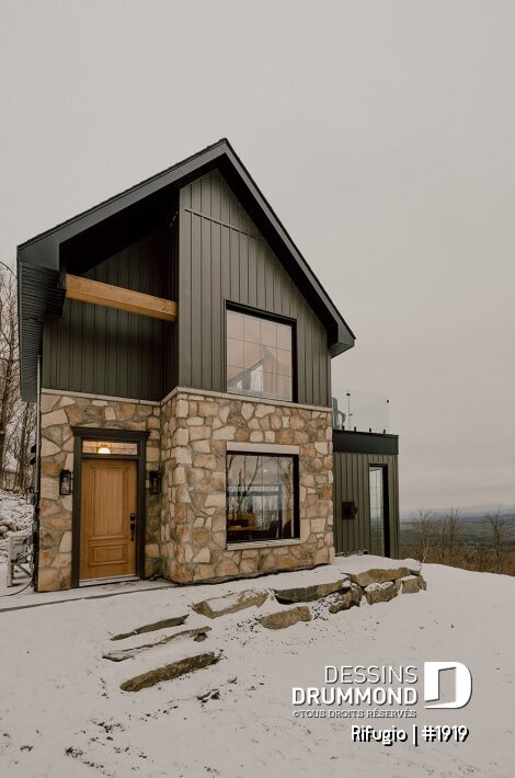 Petit chalet rustique Rifugio en Estrie avec revêtement de pierre et de bois, grande fenestration et vue panoramique sur les montagnes