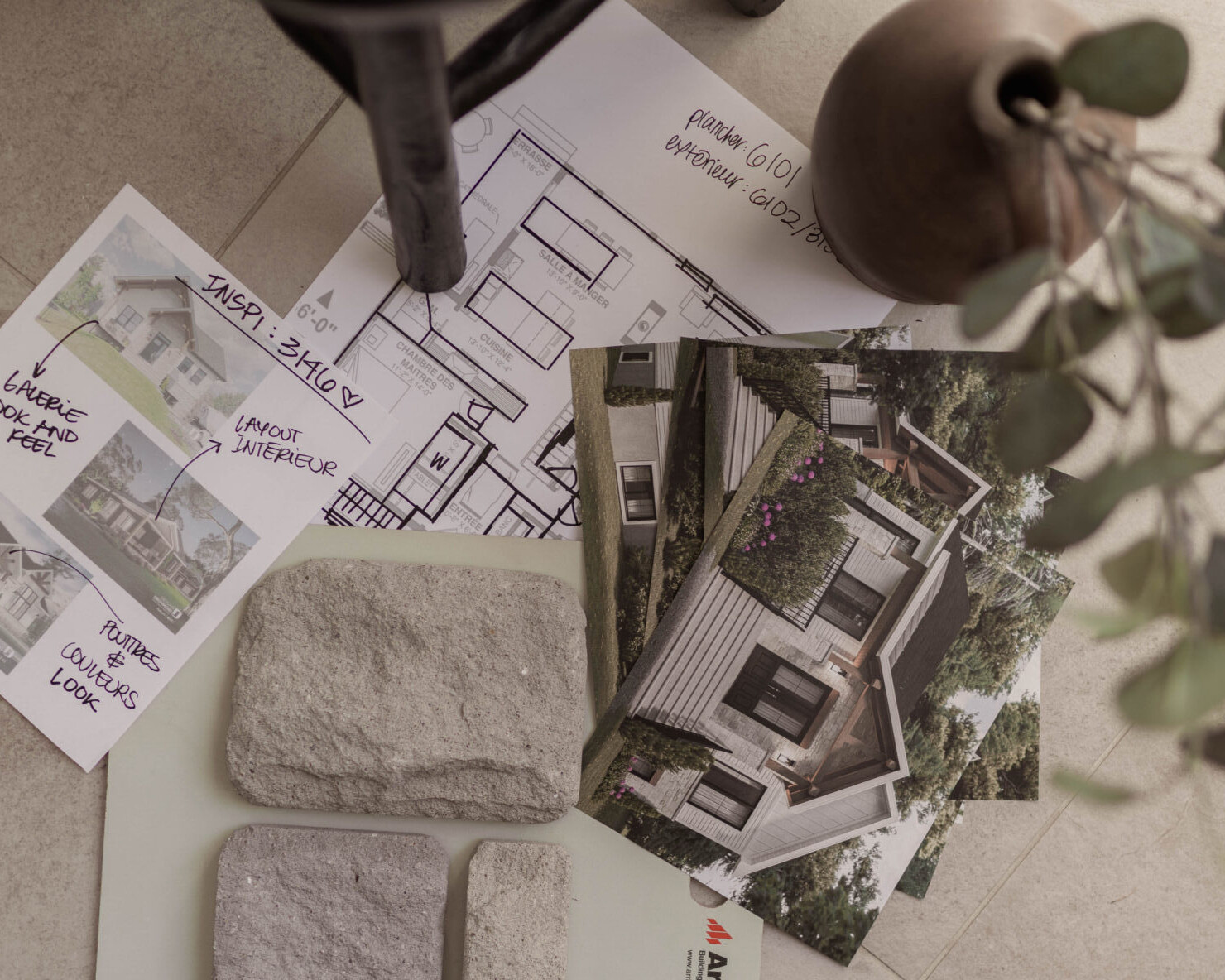 Plans de maison et croquis illustrant le processus de choisir un terrain pour construire adapté à son projet