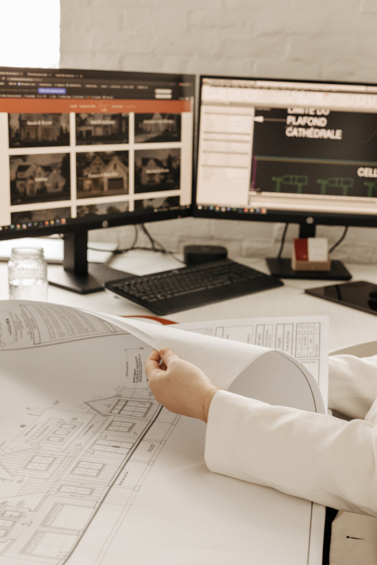 Technologue en architecture travaillant sur un plan de maison sur mesure au Québec