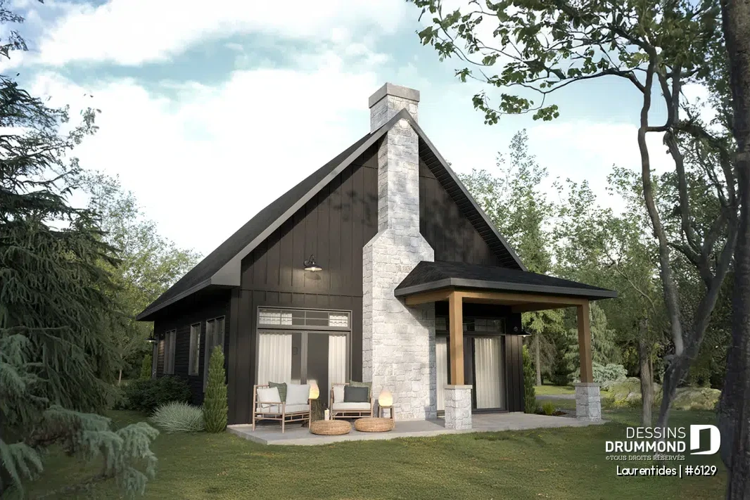Vue arrière estivale du plan de chalet rustique Laurentides 6129 avec grande fenestration, terrasse naturelle et environnement boisé