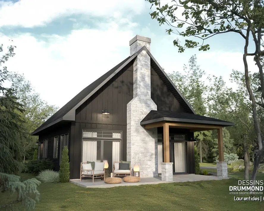 Vue arrière estivale du plan de chalet rustique Laurentides 6129 avec grande fenestration, terrasse naturelle et environnement boisé