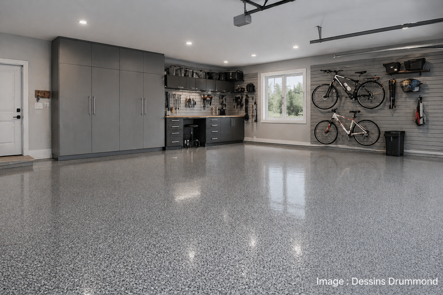 Garage moderne avec plancher en époxy durable, rangement intégré et finition haut de gamme par Dessins Drummond