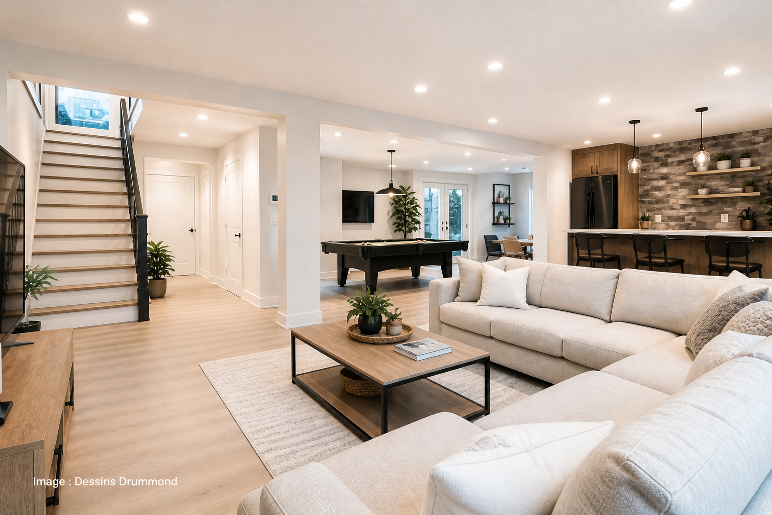 Sous-sol moderne aménagé avec espace salon, coin détente et ambiance lumineuse, parfait pour agrandir une maison à moindre coût.