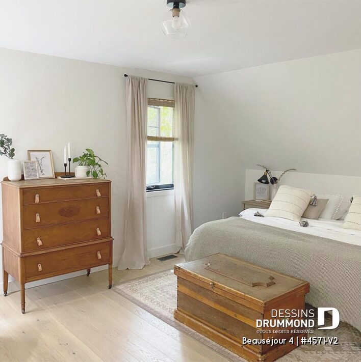 Chambre principale lumineuse de maison de campagne avec décoration naturelle et ambiance chaleureuse