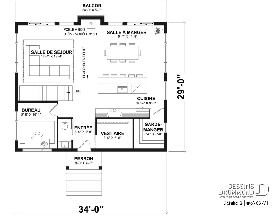 Le rez-de-chaussée du plan de chalet avec rez-de-jardin Dahlia 2 réunit la cuisine, la salle à manger et le salon dans une vaste aire ouverte dominée par le poêle à bois STÛV S16-H.