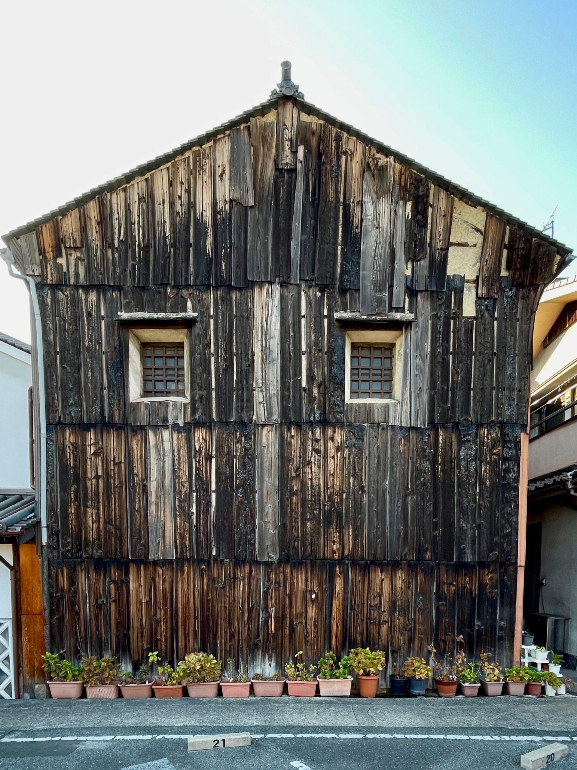 Maison traditionnelle japonaise avec façade en bois carbonisé yakisugi à Saga Toriimoto